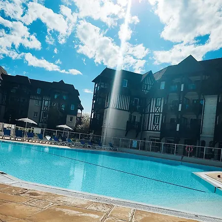 T2 jardin piscine parking 5 min centre Deauville * Deauville